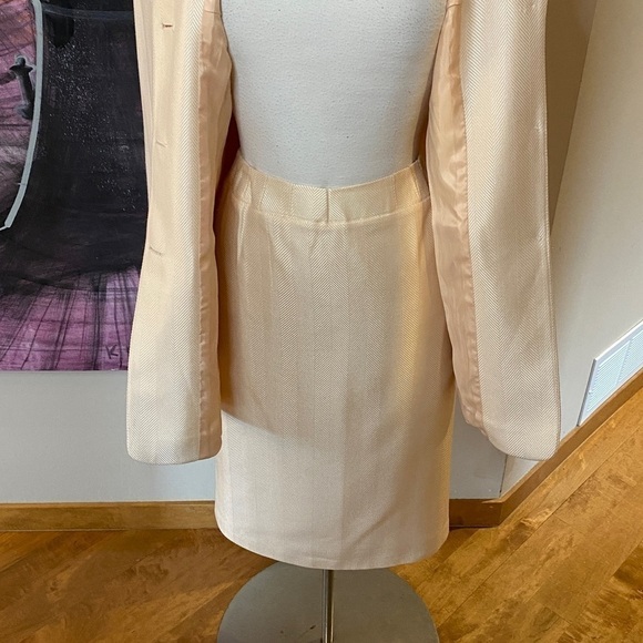 Vintage Louis Feraud Power Suit in Cream Wool - classic timeless piece - Picture 6 of 11
